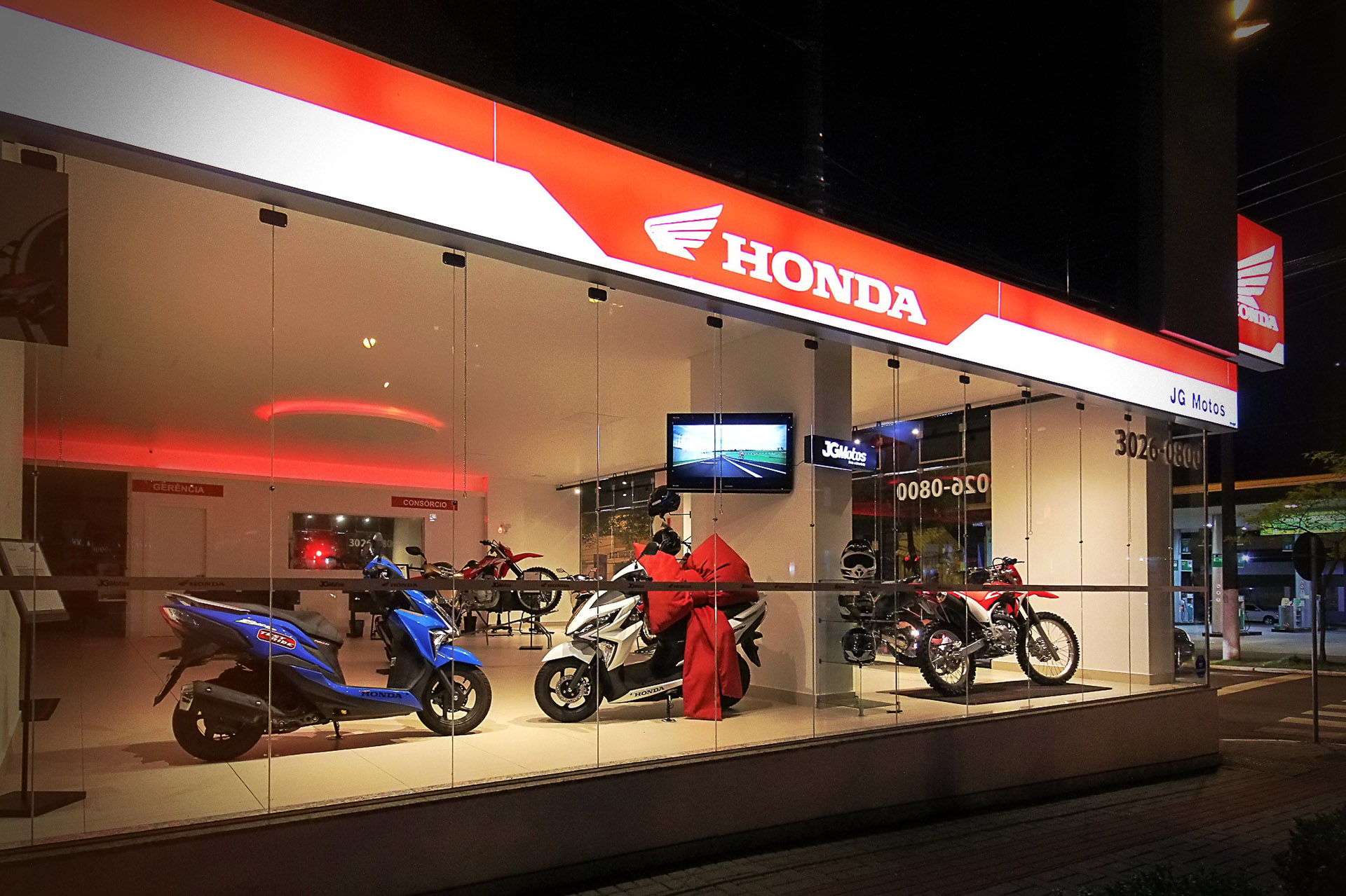 Adequação de sala comercial para revenda de motos Honda, com implantação de modelo padrão Honda de revisão rápida.